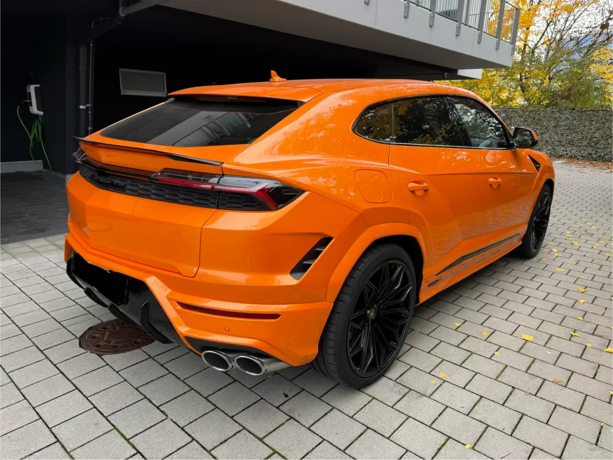 Lamborghini URUS SE 2025