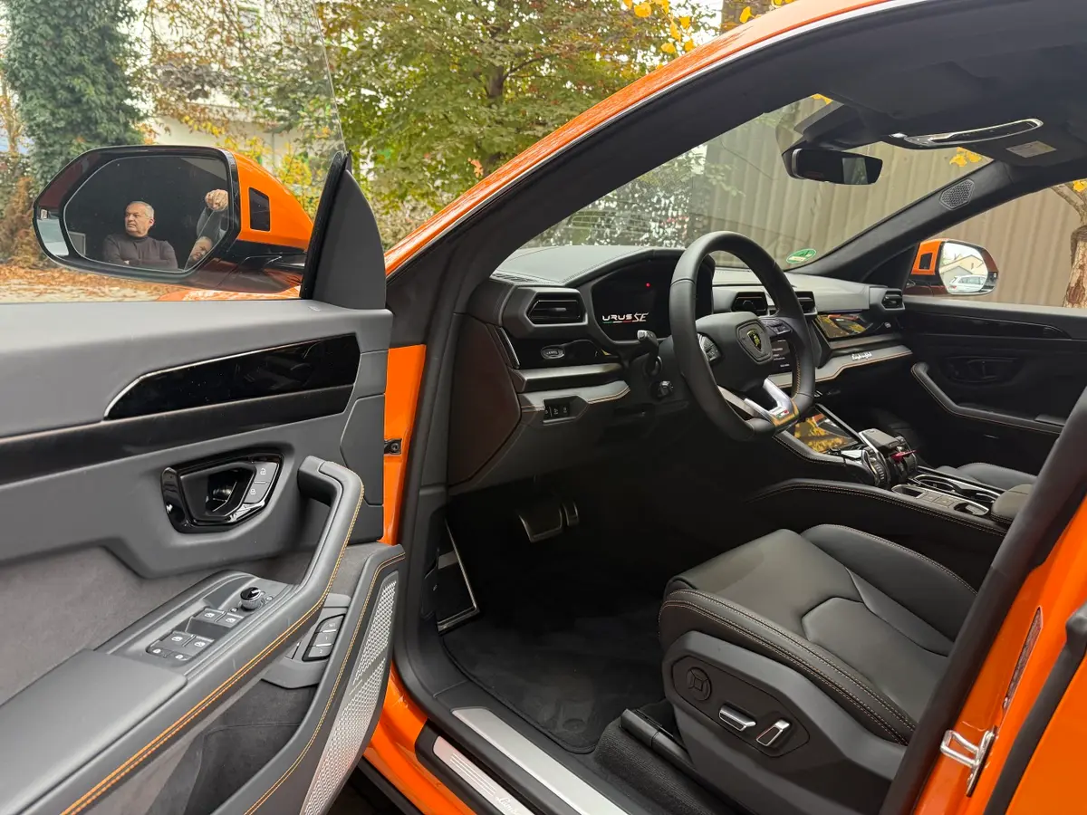 Lamborghini URUS SE 2025
