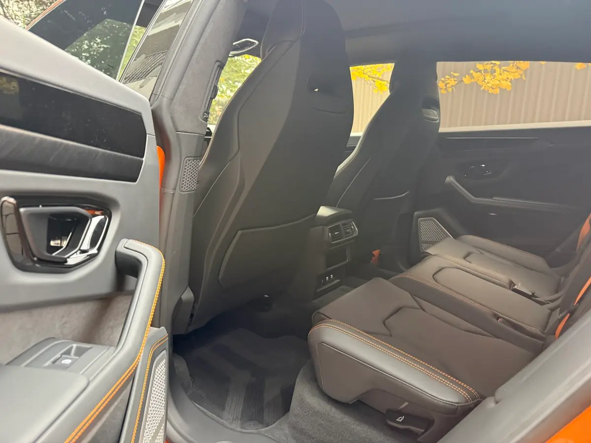 Lamborghini URUS SE 2025